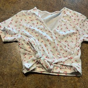 Super cute top with roses on it, size small